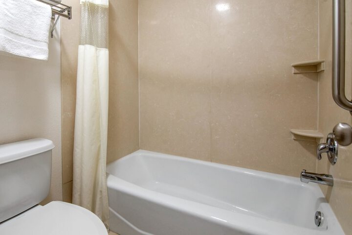 Room 6 of 28