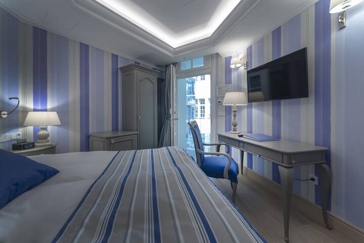 Room 5 of 62