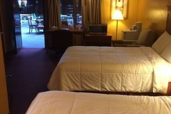 Room 9 of 16