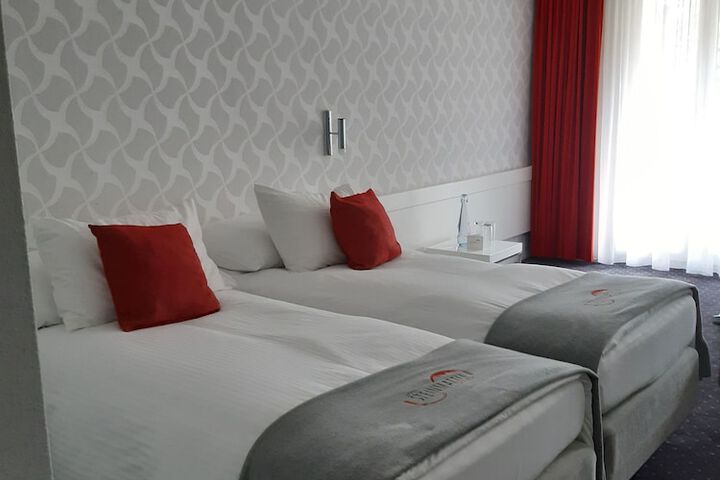Room 5 of 40