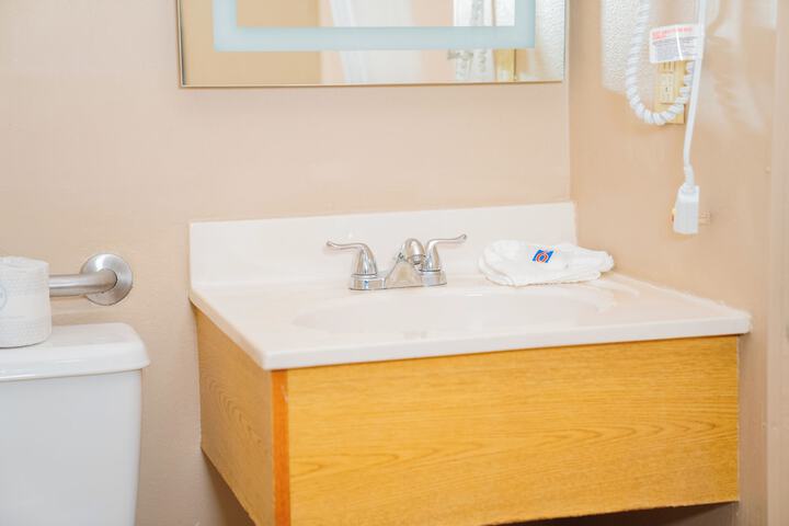 1 Queen Bed Micfridge (8 of 15)