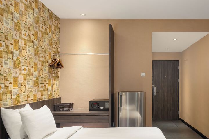 Room 10 of 25