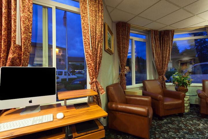 Business Center 15 of 16