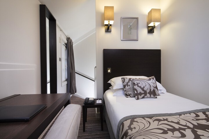 Room 12 of 30