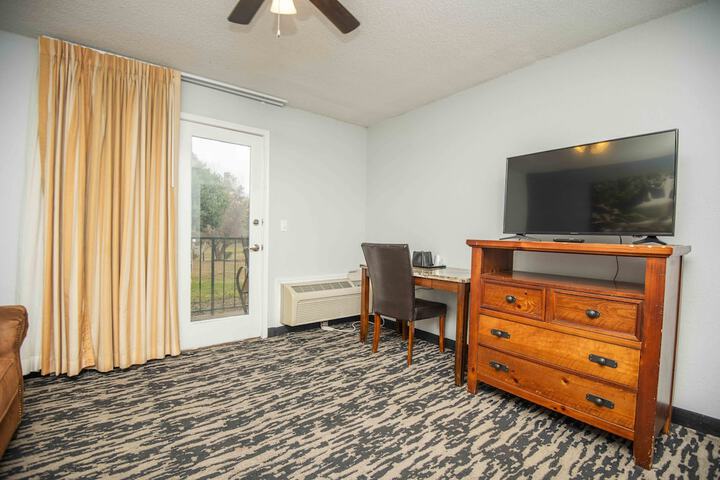 2 Queen Beds (17 of 41)