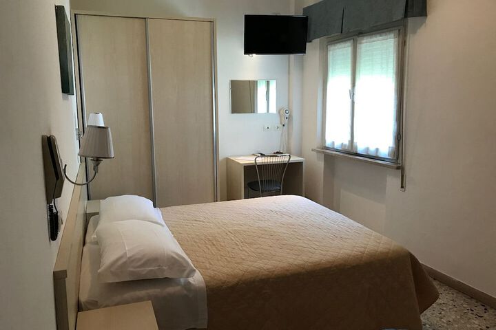 Room 4 of 18