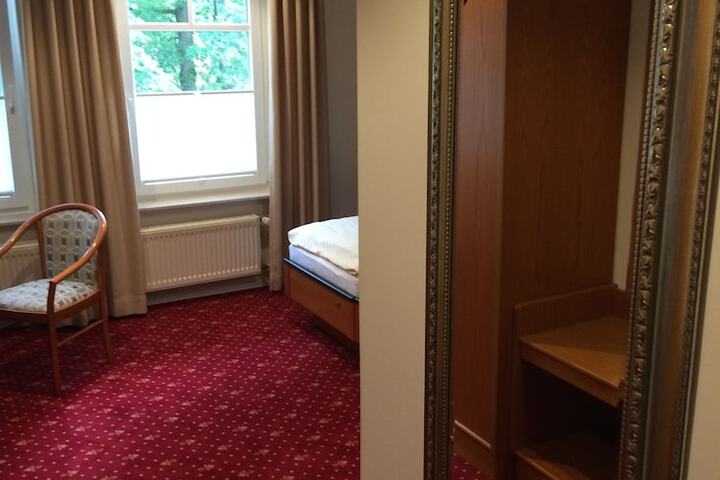 Room 9 of 102