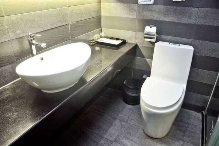 Room 10 of 14