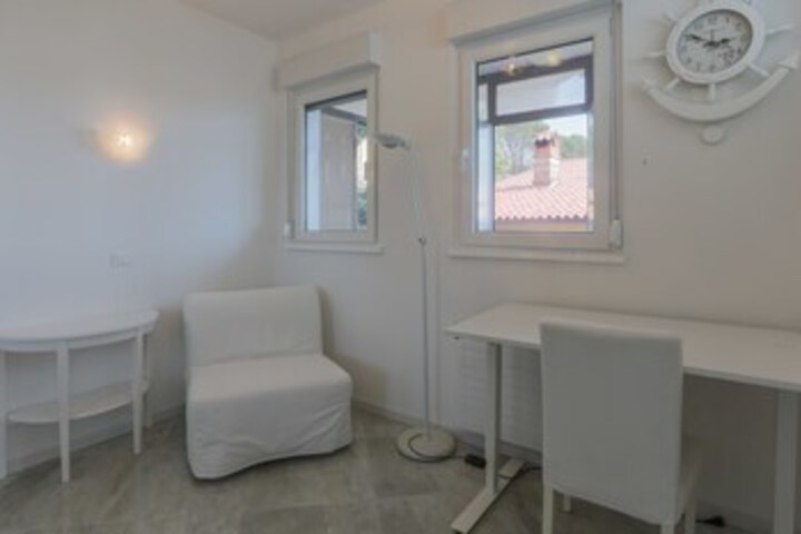 Room 10 of 20