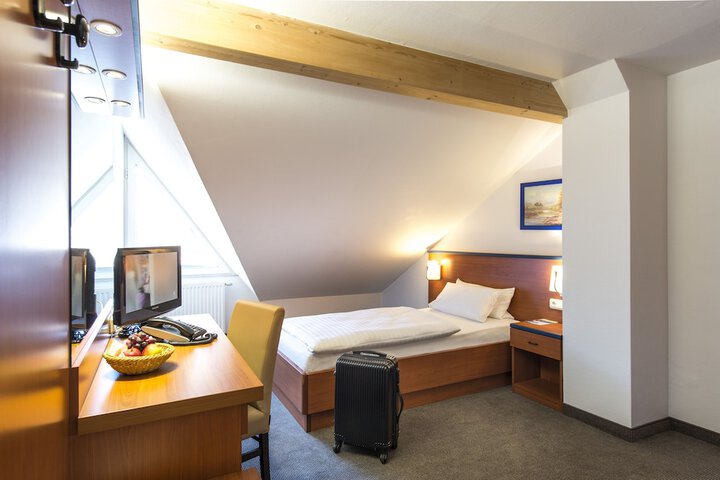 Room 4 of 38