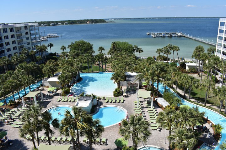 Hotel Pool