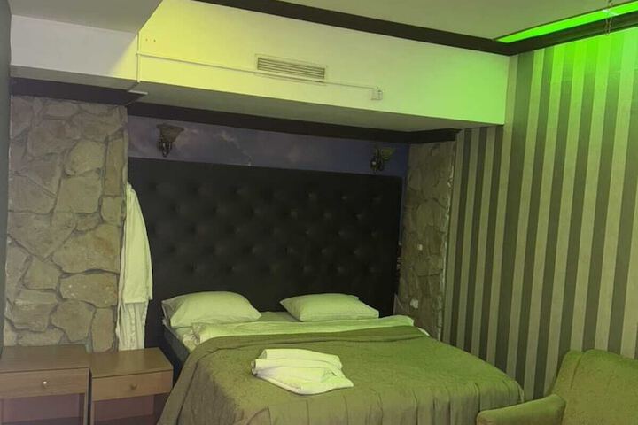 Room 6 of 17