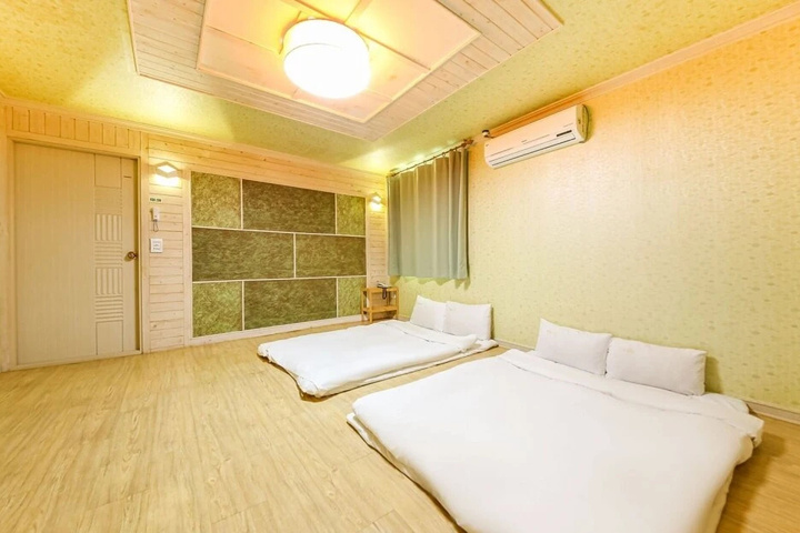 Room 6 of 14