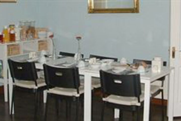 Dining 2 of 9