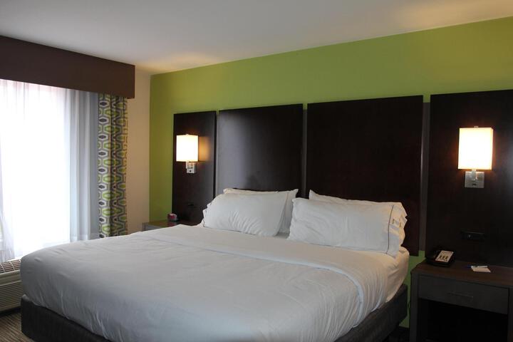 1 King Bed (1 of 16)