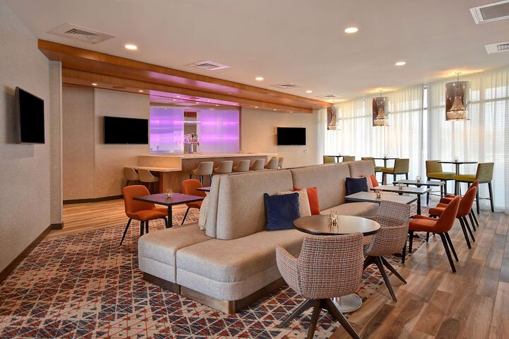 Lounge 53 of 70