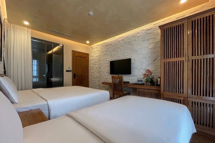 Room 9 of 18