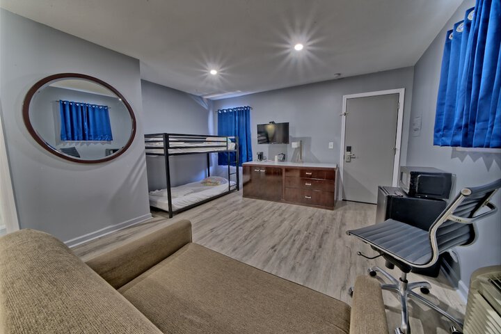 Family Studio 4 Bunk Beds 2 Queen Beds Sofa Kitchenette Accessible (12 of 14)