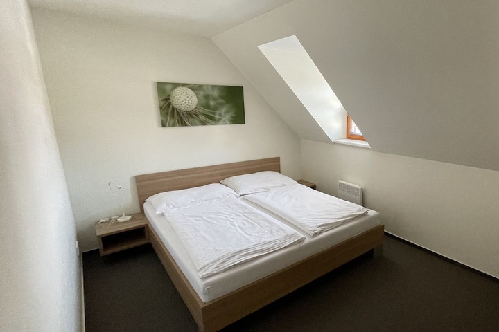 Room 8 of 194