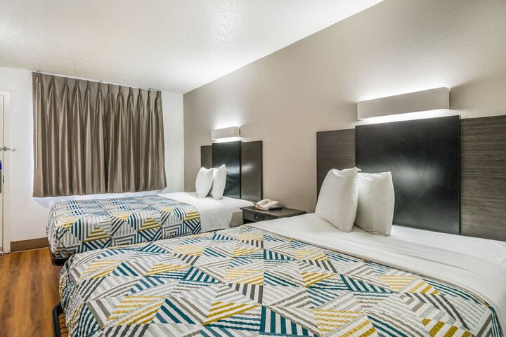 1 Queen Bed (6 of 14)