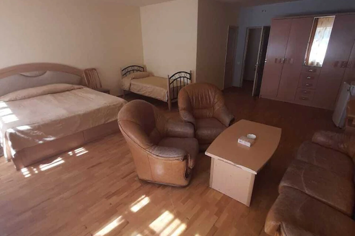 Room 6 of 10