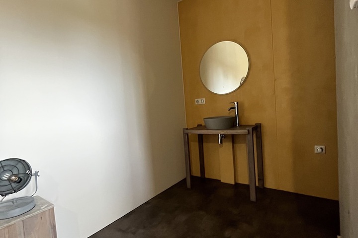 Room 68 of 97
