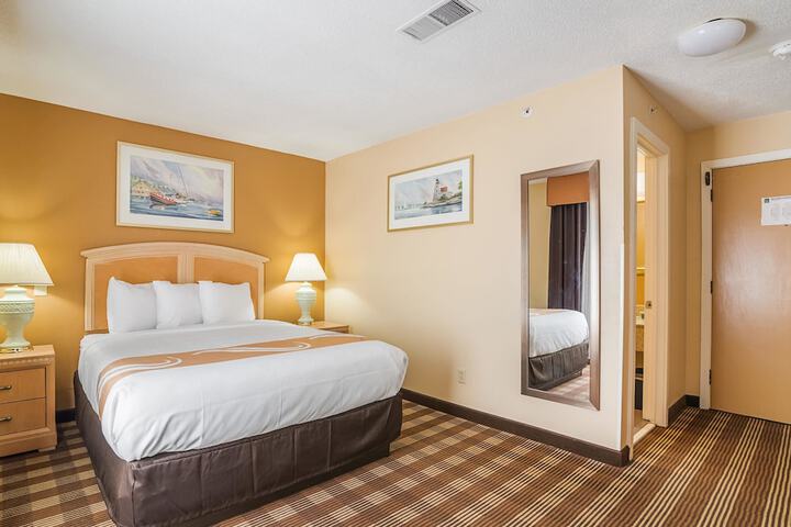 1 Queen Bed (9 of 12)