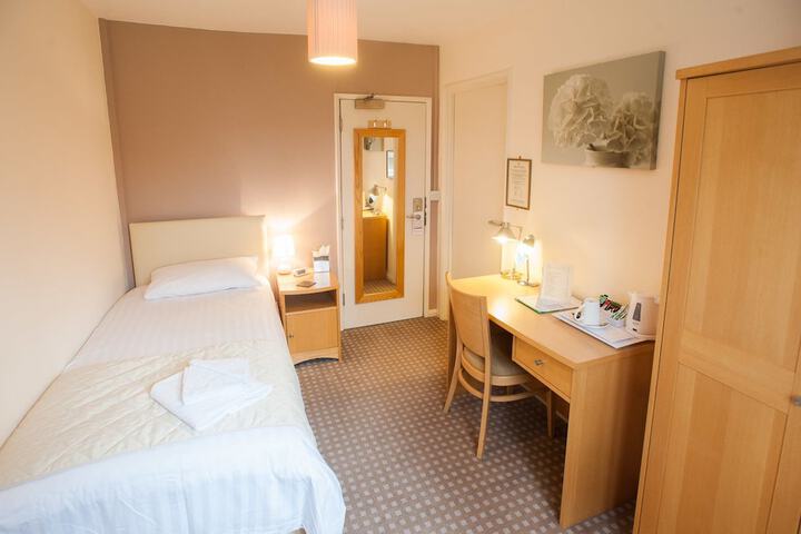 Room 3 of 76