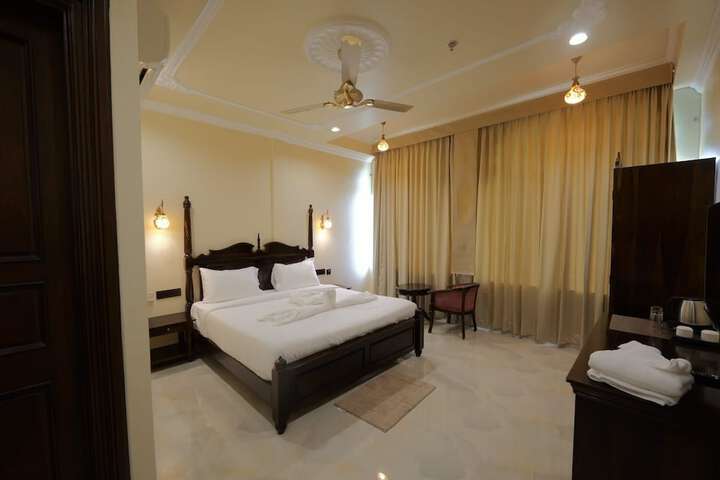 Room 16 of 38