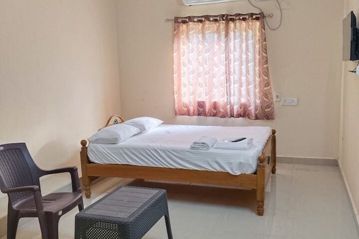 Room 4 of 9