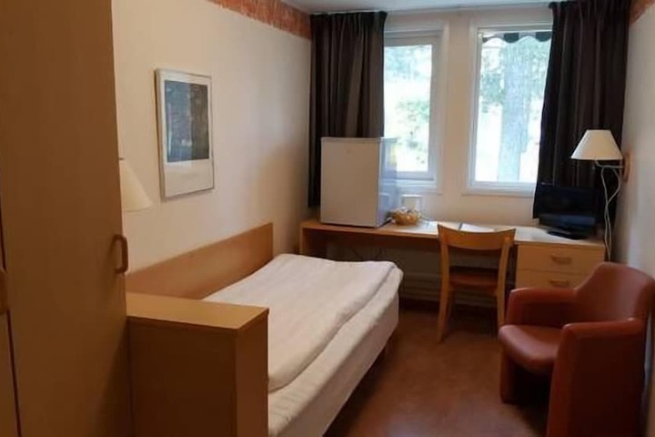 Room 6 of 33