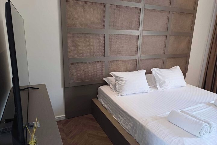 Room 10 of 27