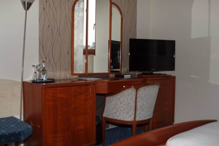 Room 4 of 5