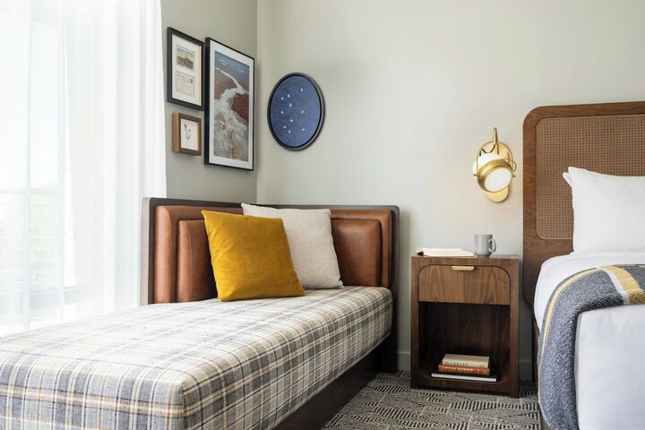 Room 40 of 77