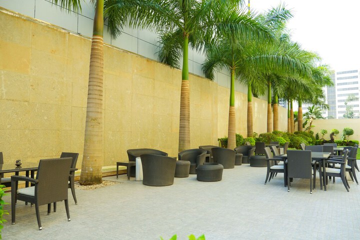 Hotel Exterior 90 of 99