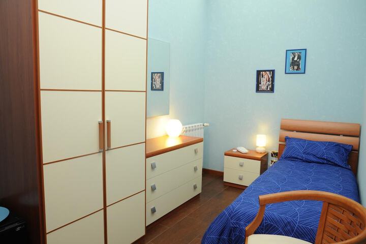 Room 10 of 32