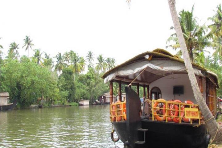 Backwater Retreat Houseboat - Alleppey