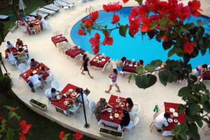 Dining 16 of 20