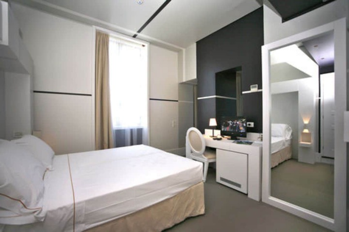 Room 13 of 33