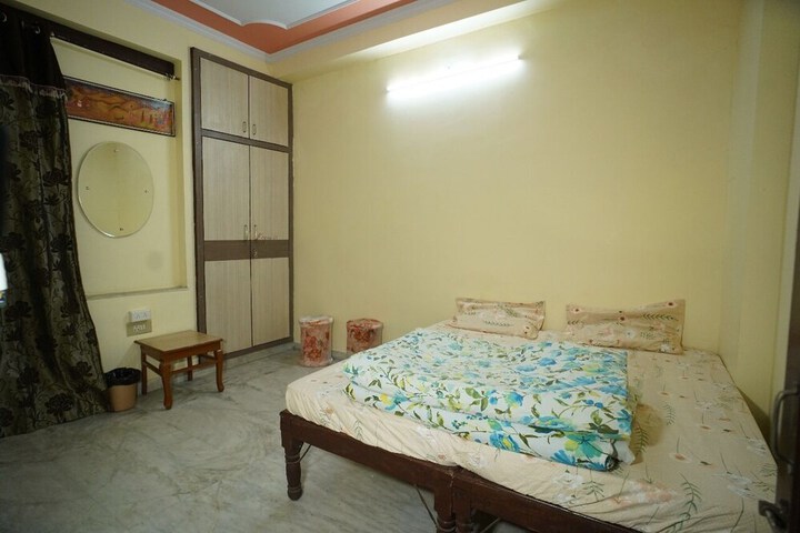 Room 6 of 8