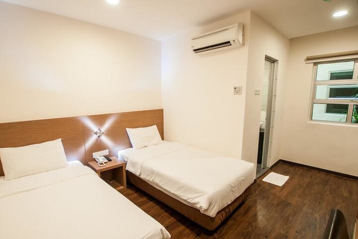 Room 10 of 32