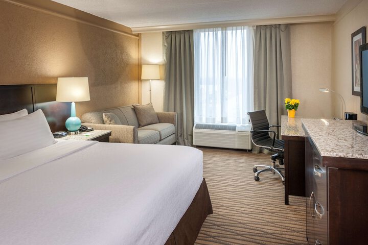 1 King Bed Sofa Bed Work Desk Refrigerator WiFi Keurig Coffee Maker Full Breakfast (11 of 15)