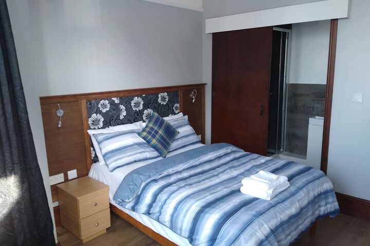Room 5 of 8