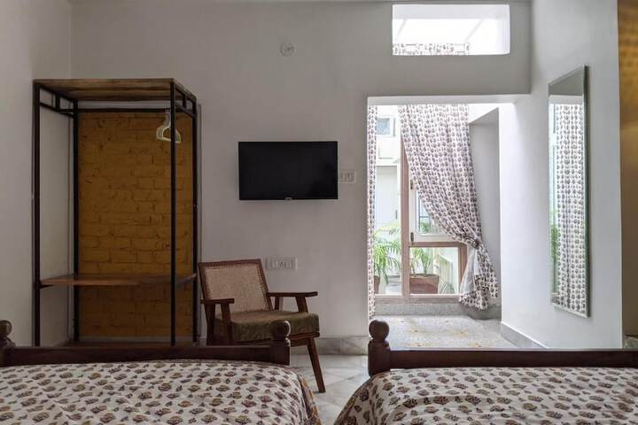 Room 6 of 27