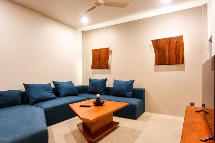 Lounge 66 of 73