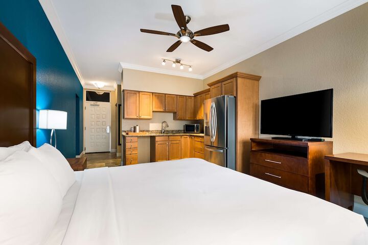 1 King Bed Balcony Microwave and Refrigerator WiFi Full Breakfast (17 of 19)
