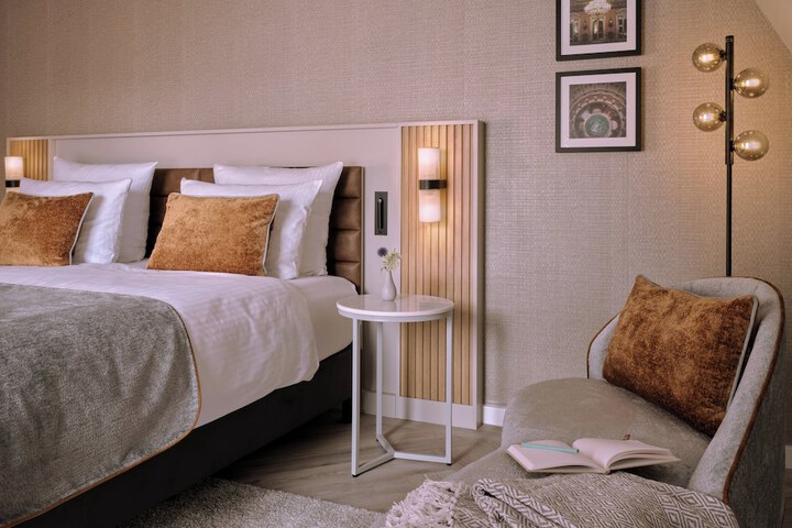 Room 10 of 77