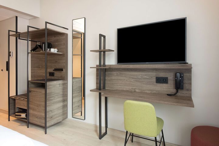 Room 32 of 63