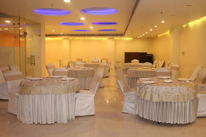 Ballroom/Hall 15 of 19