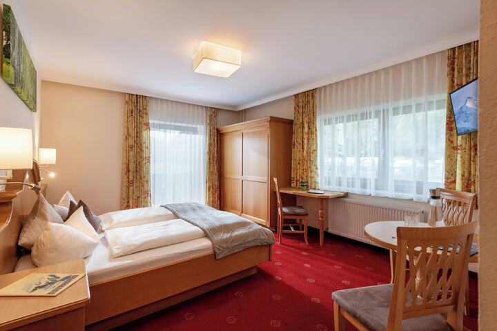 Room 10 of 77